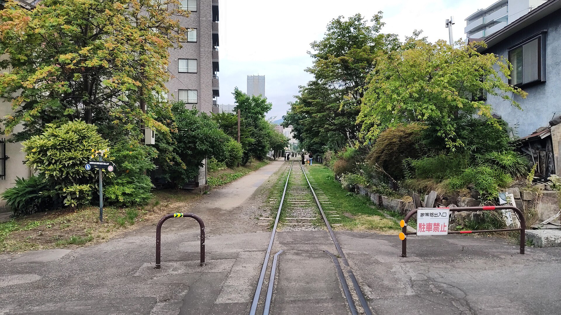 線路が残る旧手宮線跡の緑道のイメージ