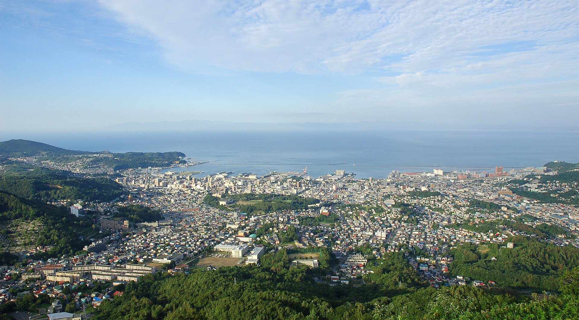 天狗山から見た小樽の市街地と海の眺め