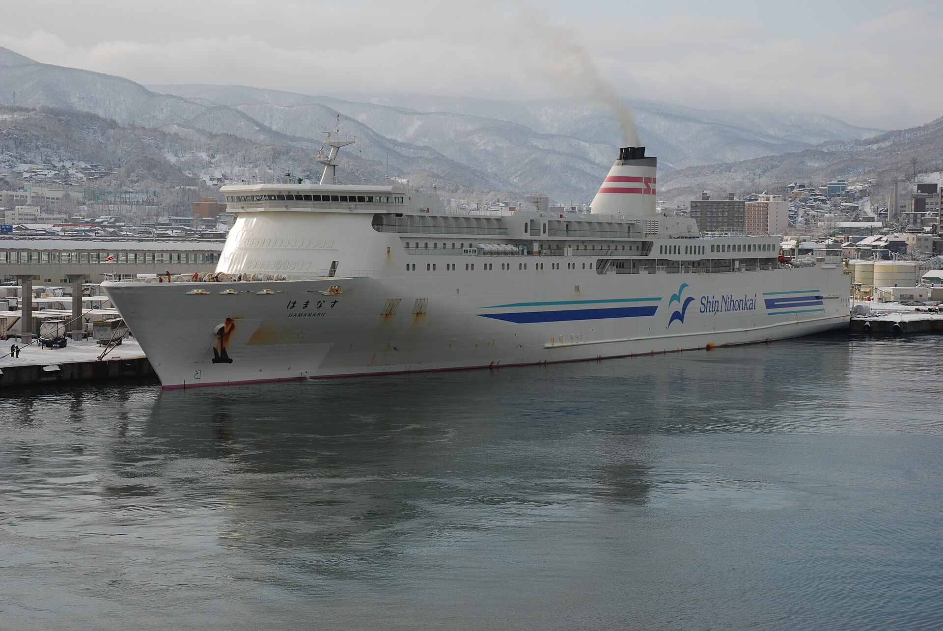 雪の小樽港に接岸した新日本海フェリーのイメージ